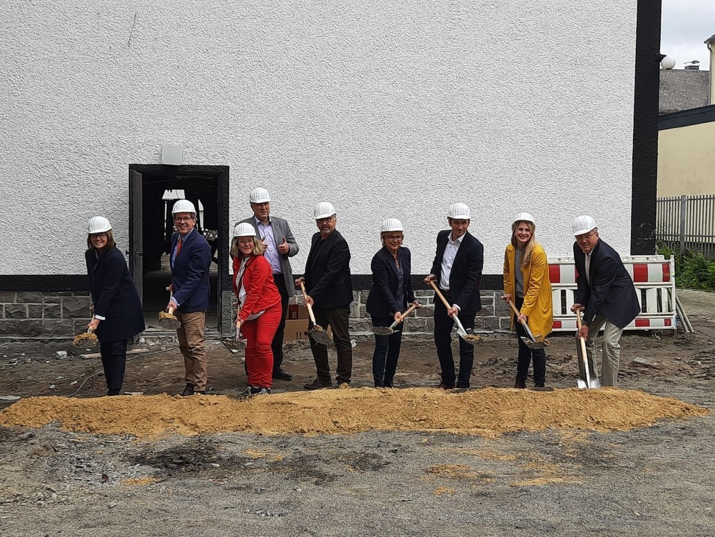 Vorhang auf für das Event-Kino Offizieller Spatenstich am neuen Capitol in der Bad Berleburger Innenstadt. Das Konzept bestehend aus Kino, Gastronomie und Hotel gibt es in Deutschland sonst nur in Buxtehude